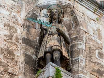 In alto, sull�angolo sinistro del prospetto, notiamo anche la statua di san Cosma con la palma del martirio, posta in una nicchia